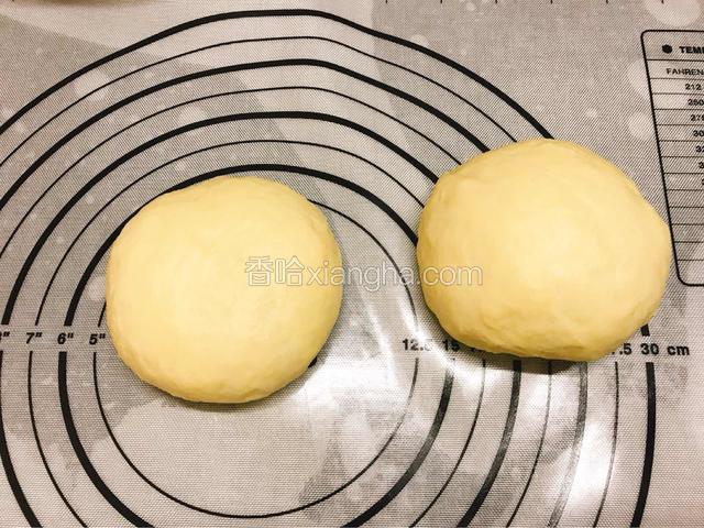 排气后，均匀的分成2份。盖保鲜膜继续醒发20分钟。