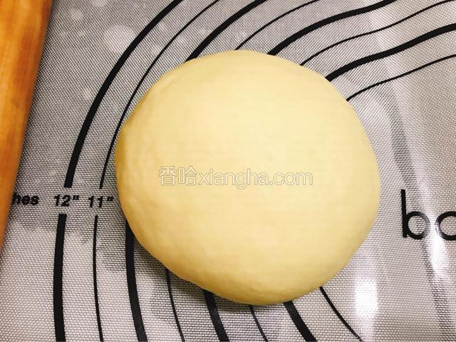 醒发后面团滚圆。