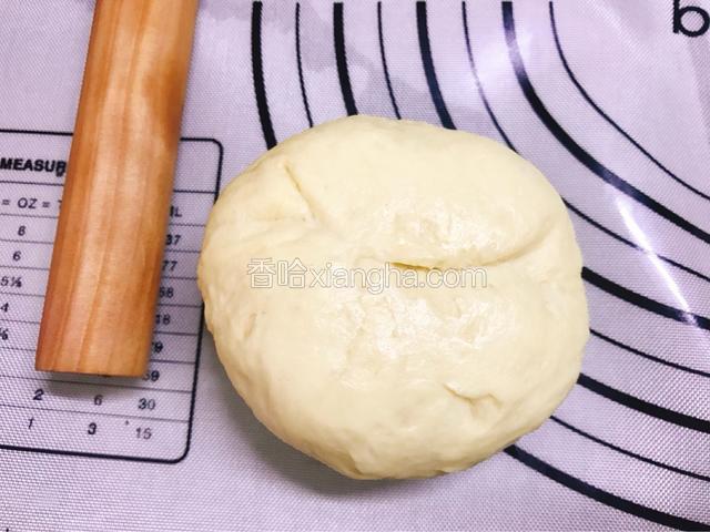 面团翻面。