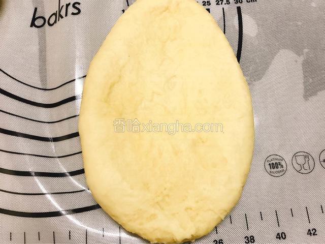用擀面杖擀成牛舌状。
