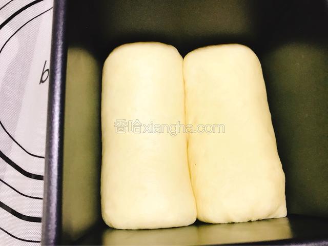 卷起后放入吐司盒内，第二个重复7-10步骤。