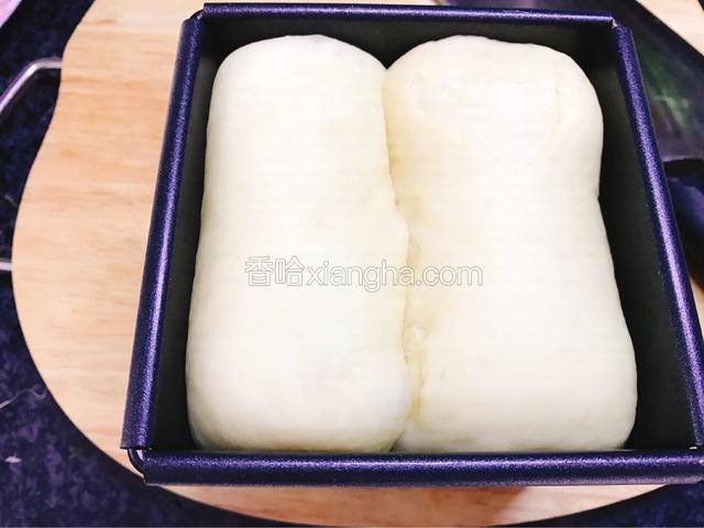 发酵至吐司盒8、9分满。