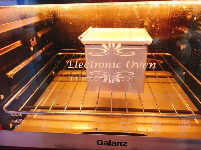 放入预热210度的烤箱下层，烘烤40分钟。