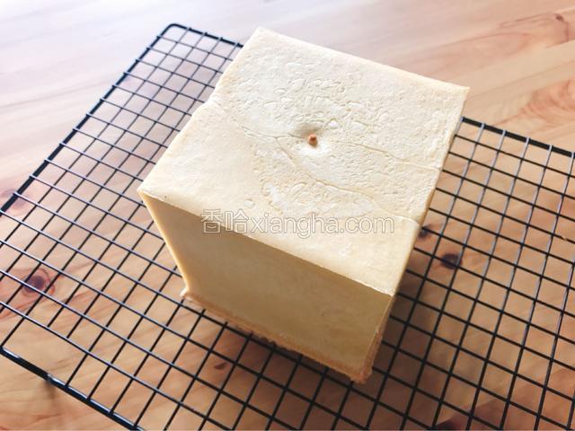 叮～倒扣脱模。放凉备用。