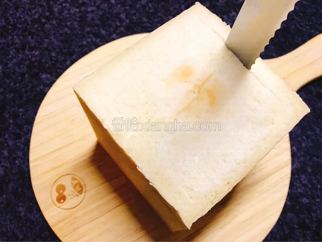 沿吐司边1厘米处开始切割。
