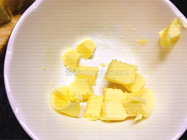 制作蜂蜜酱：黄油切小块。