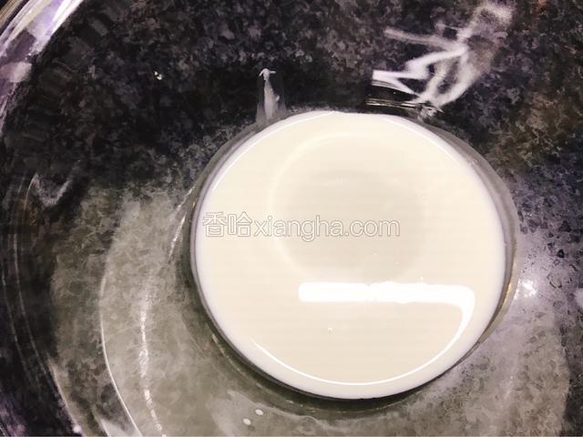 淡奶油加糖打发至奶油状。