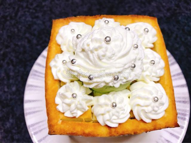 用糖珠装饰。