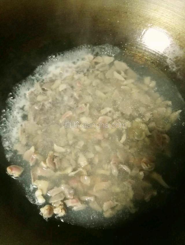 首先锅中倒入适量水烧开，加入鸡胗焯水去血水，然后沥干过一遍冷水备用。