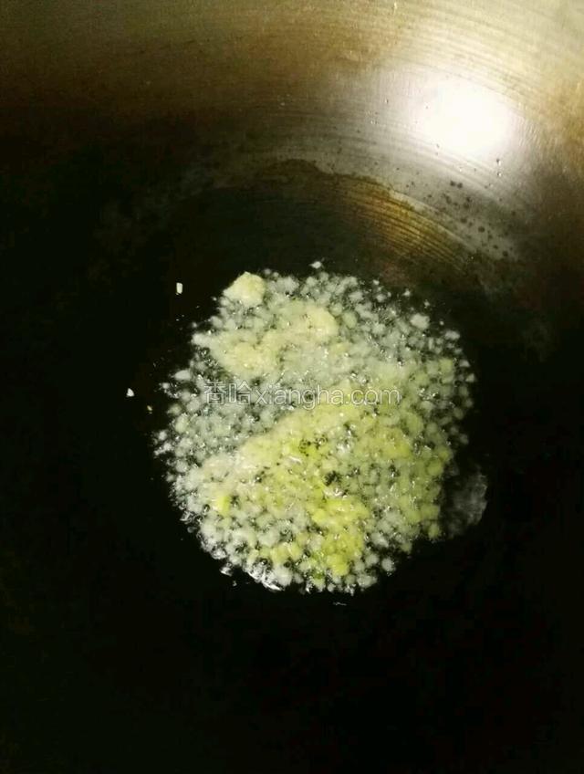 锅中倒入适量油热锅，加入姜、蒜扁香。