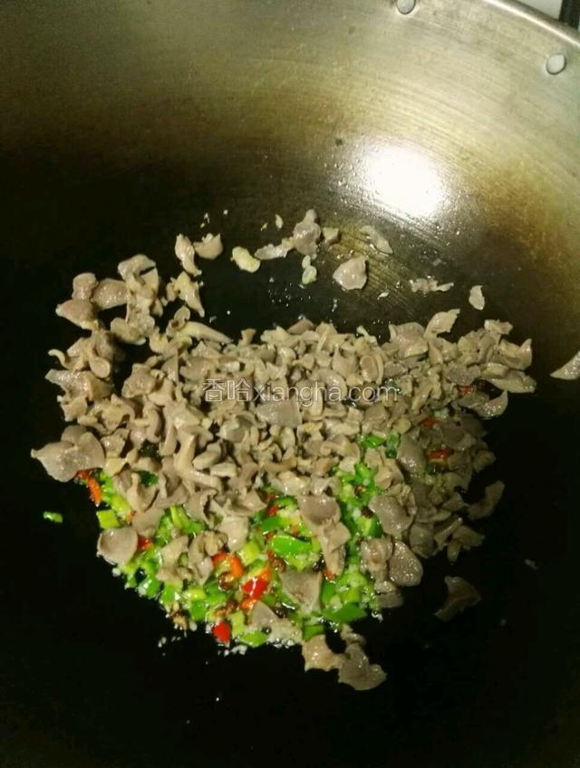 然后加入沥干的鸡胗一起爆炒一下。