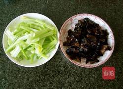 芹菜炒木耳的做法图解3