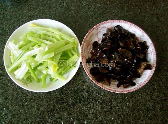 将芹菜洗净切小段，木耳洗净撕小片，备好待用。