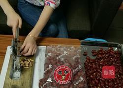 芝麻枣夹核桃的做法图解1