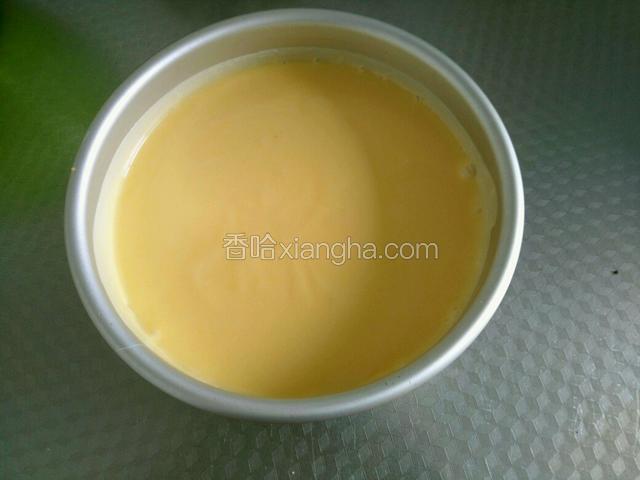 再把蛋糕糊糊都倒进去。（我的芒果糊糊做多了点 ，嘿嘿，都快满啦）