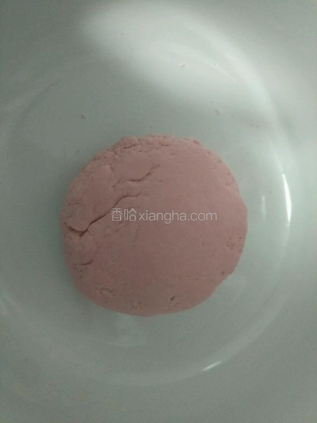 用温水和成面团，盖保鲜膜，醒30分钟～