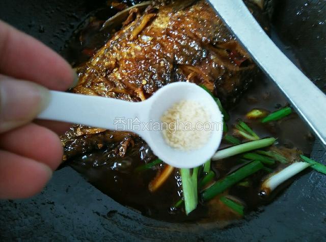 煮至汤汁不多时放入鸡精和香葱出锅
