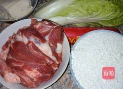 白菜火腿肠丸子汤的做法图解1