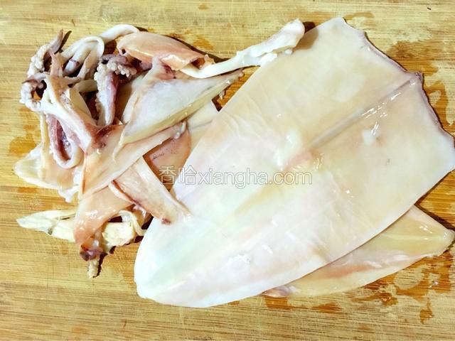 鱿鱼去除多余黑膜洗净