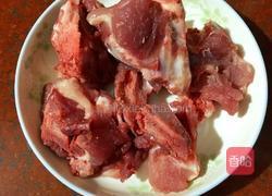 莲藕红豆骨头汤的做法图解1