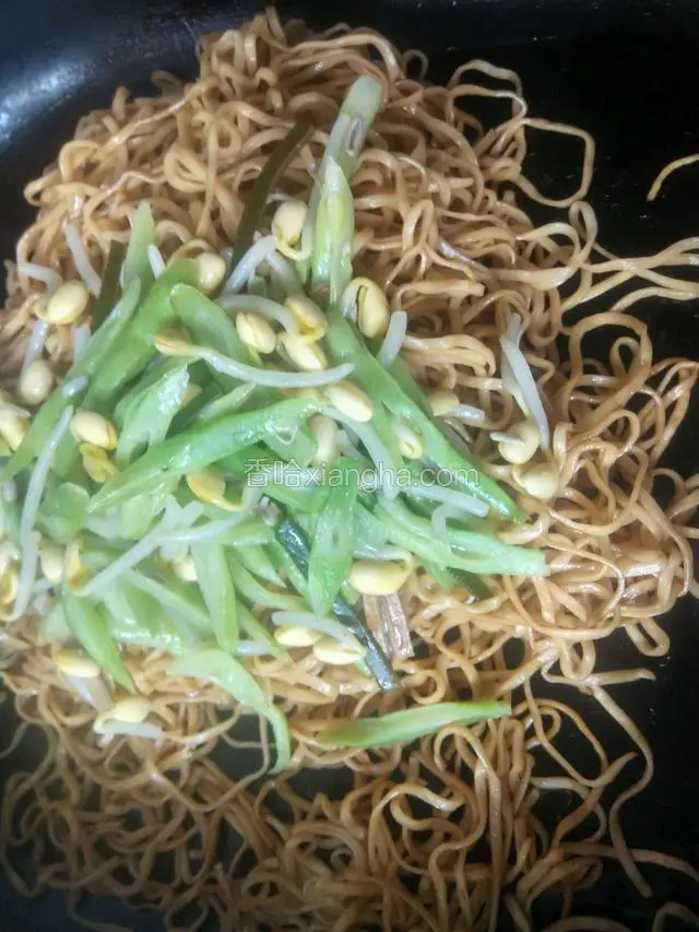 最后加入炒好的菜翻拌均匀就好了。