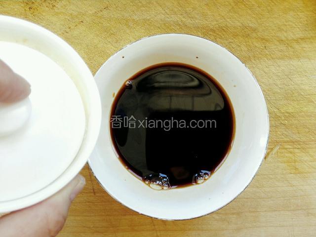 调兑碗汁:一羹勺蒸鱼豉油，半勺蚝油，半勺鱼露，倒入少许调料水搅拌匀