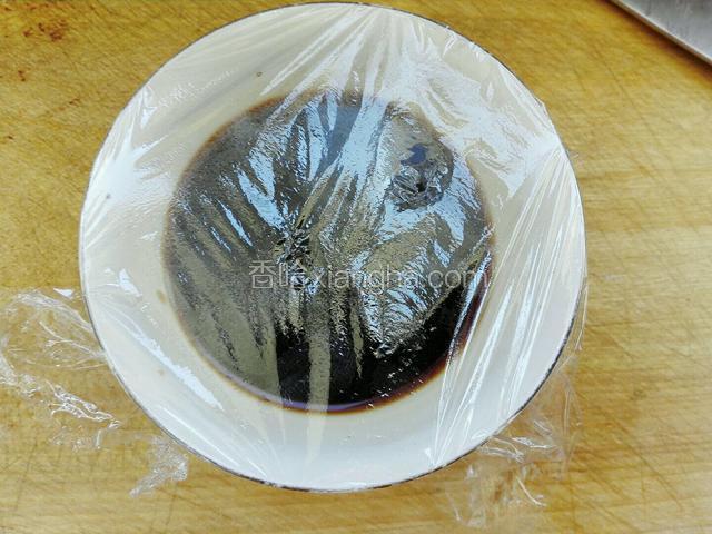 盖上保鲜膜放入微波炉蒸2分钟备用