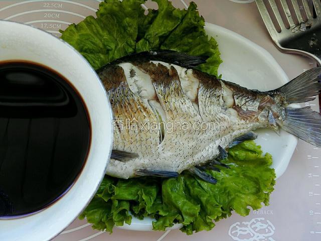 然后倒入蒸过的豉油汁