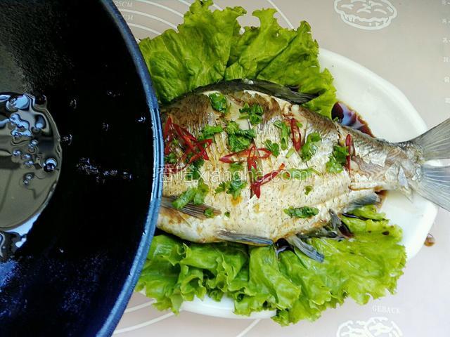 放少许香菜末和辣椒丝，用烧热花椒油浇上