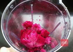 鲜榨红心火龙果的做法图解2