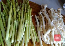 家常炒海鲜菇芦笋的做法图解1