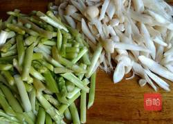 家常炒海鲜菇芦笋的做法图解2
