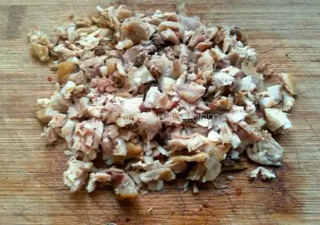 把煮熟的鸡肉切颗粒状。