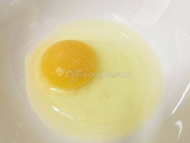 鸡蛋加入适量的盐，打散成蛋液。