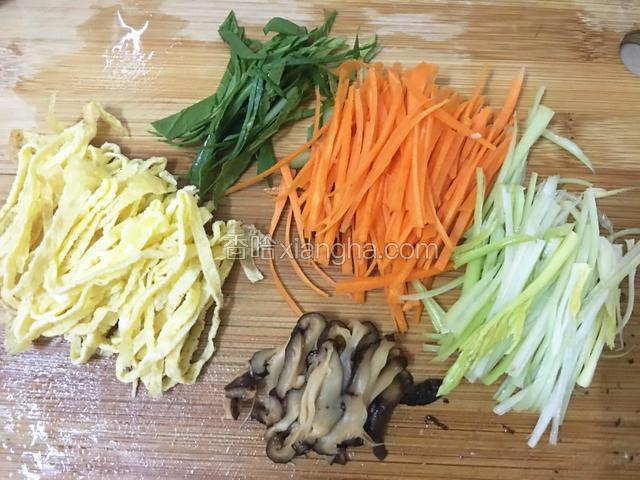 分别将胡萝卜，油菜叶、蛋皮、香菇、还有嫩芹菜切成细丝。