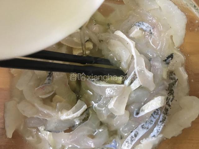 搅拌均匀好后再加入腌料中的蛋清，继续搅拌。
