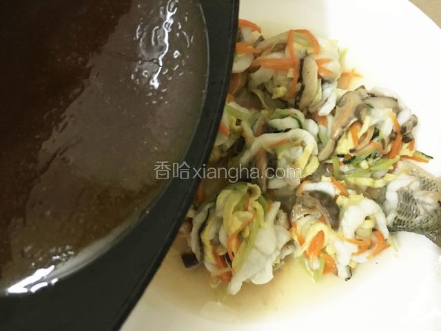最后淋在鱼丸子上面即可。