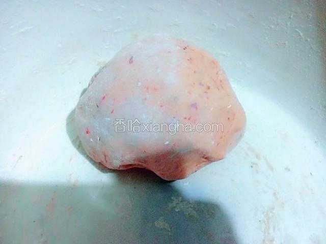 用一个西红柿榨汁加点水和面，醒半小时