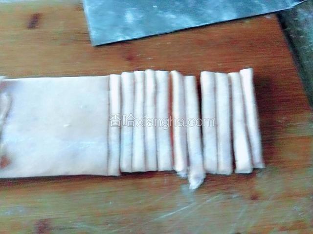 再用菜刀切均匀成丝