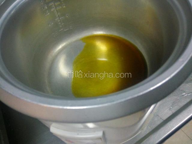 电饭锅放入比炒菜多些的油。热好