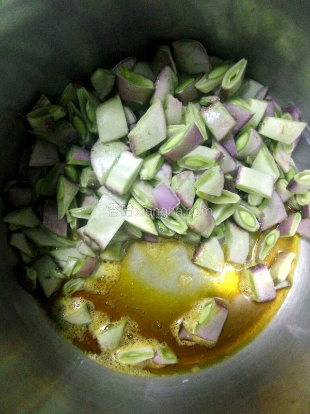 倒入扁豆翻炒至变色。