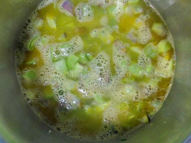 倒入米和适量水。搅匀