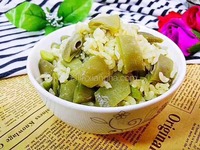 加入青蒜叶末和味精，搅拌一下盛入碗内，就可以享用了。