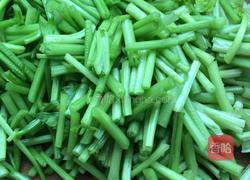 芹菜剁椒炒肉的做法图解2