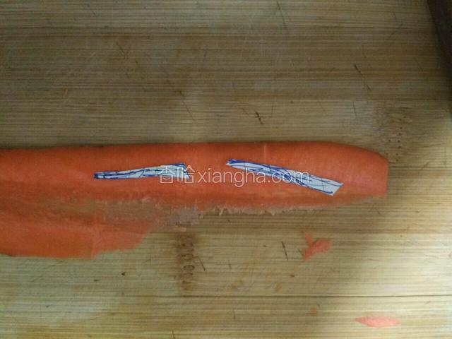 依次刻出鹿角和耳朵～