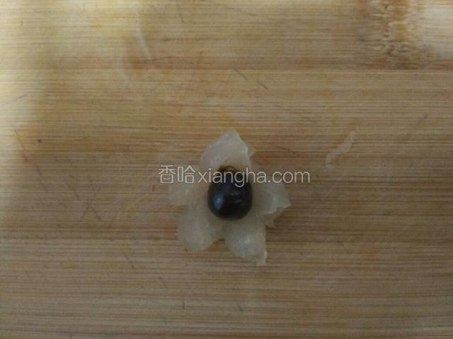龙眼去皮，小刀分成五瓣，底部不要切断，成梅花状～