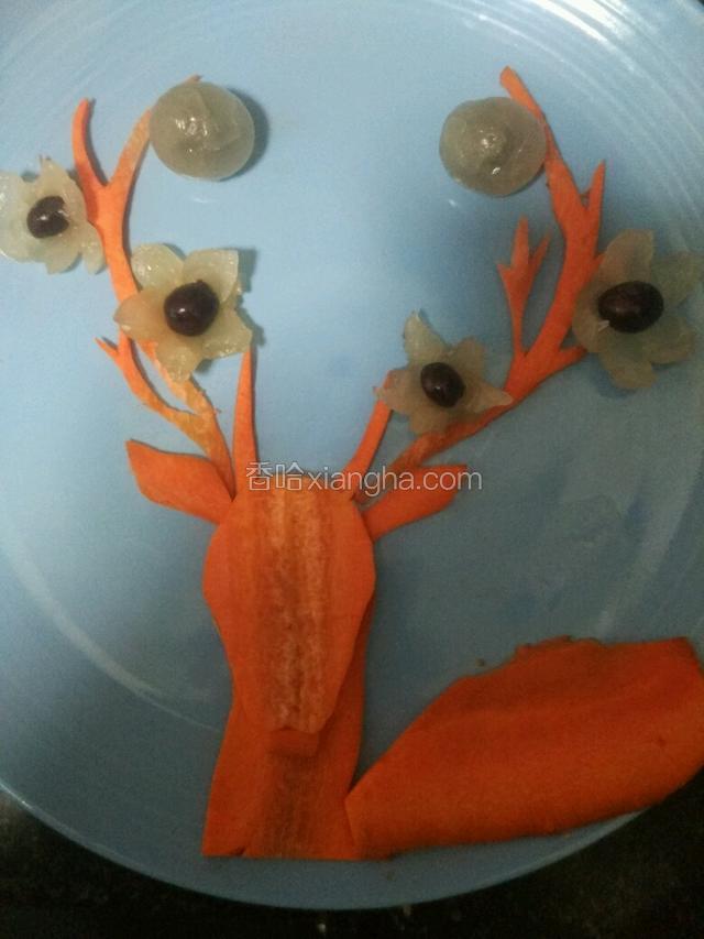依图摆入盘中～并用胡萝卜刻出脖子和身体摆盘～