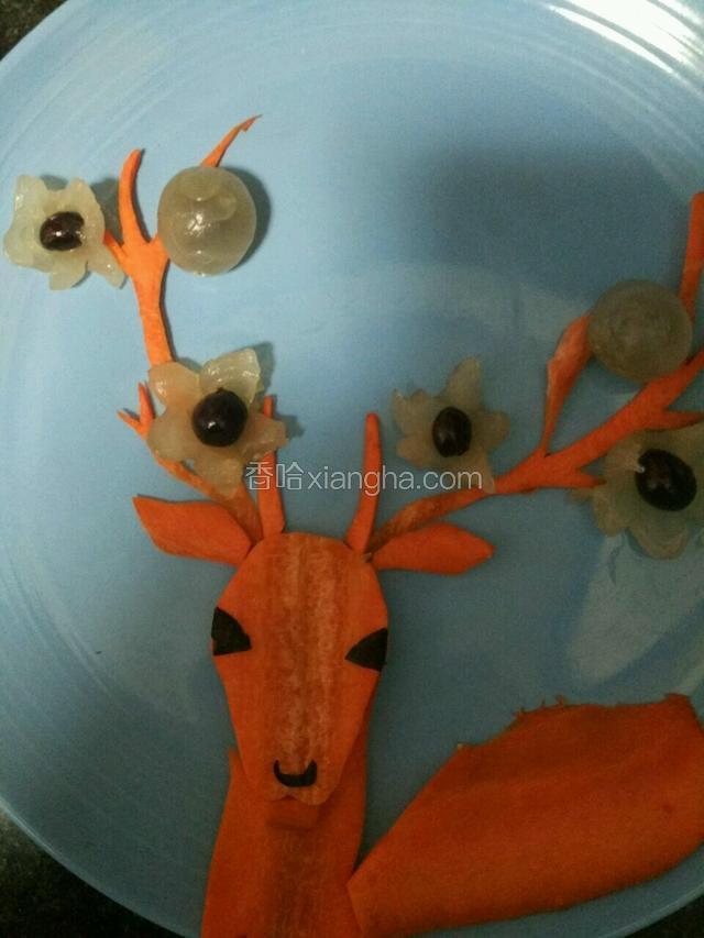 用紫菜剪出眼睛和鼻子～