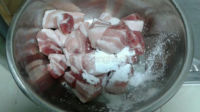 买好的五花肉，让师傅切成2厘米左右的大块，放入面粉水中浸泡20分钟。