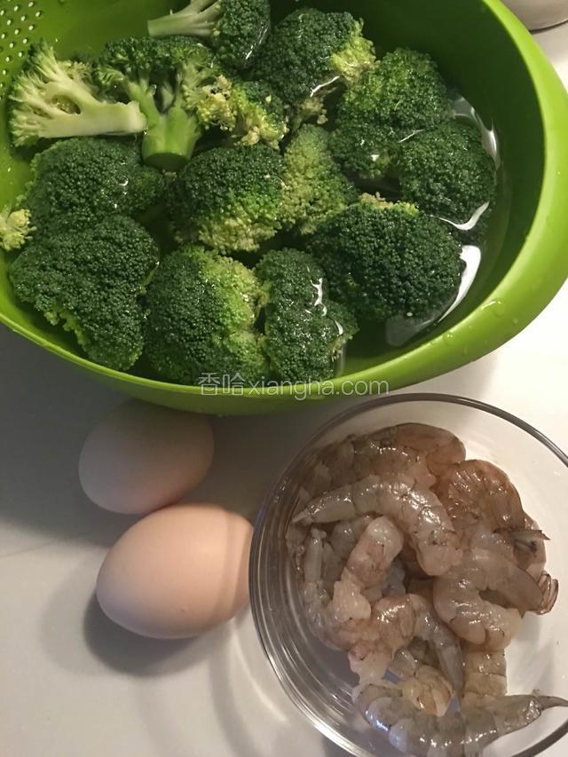 准备所需要的食材。鲜虾去壳挑黑线，西蓝花用盐水泡20分钟